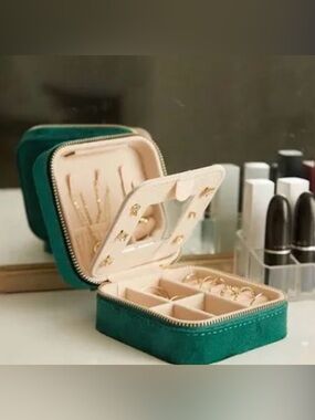 Beautiful green velvet jewelry box, perfect for travel,
Gold-tone zipper, NWOT